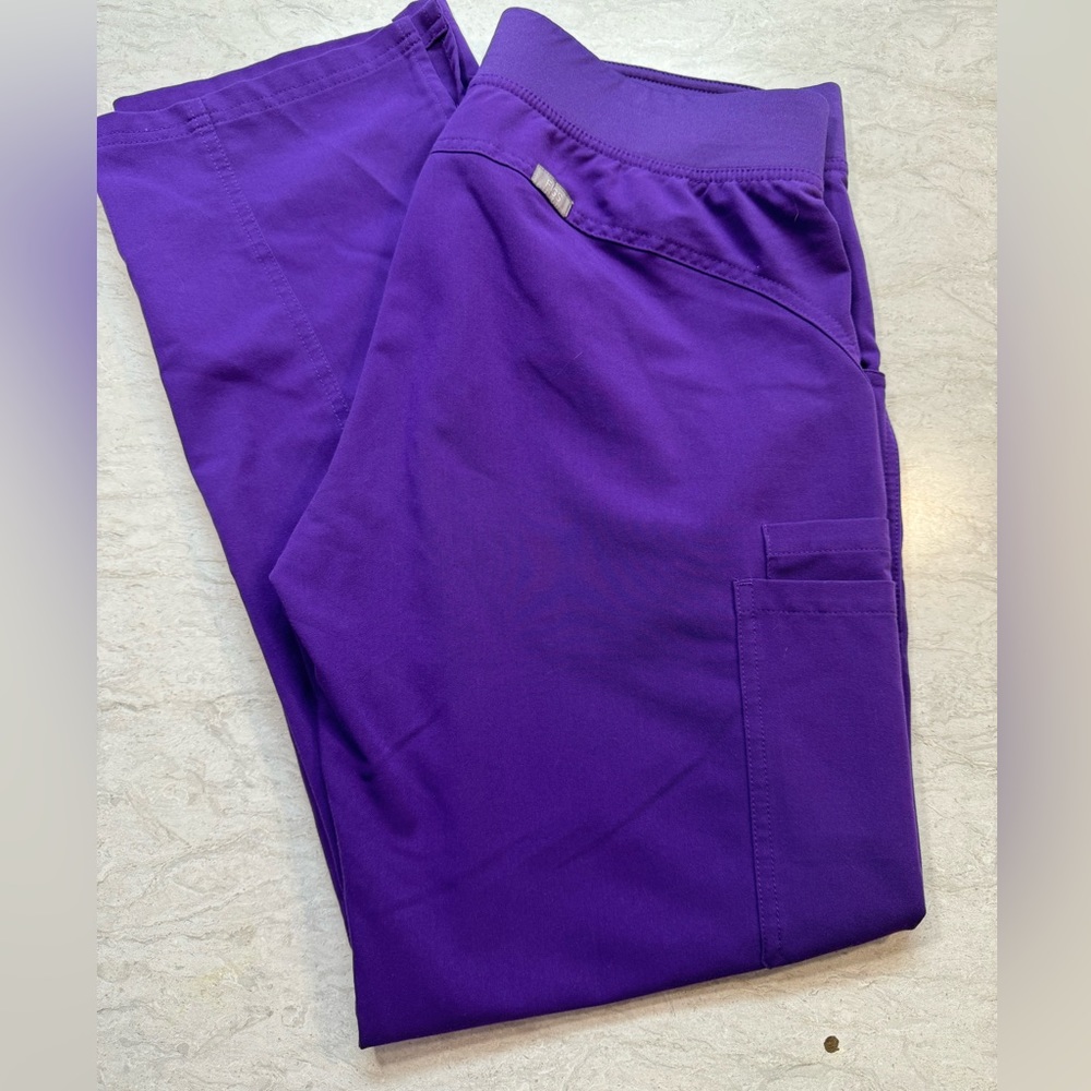 Figs Scrub bottoms kade size medium in grape purple. Great used condition